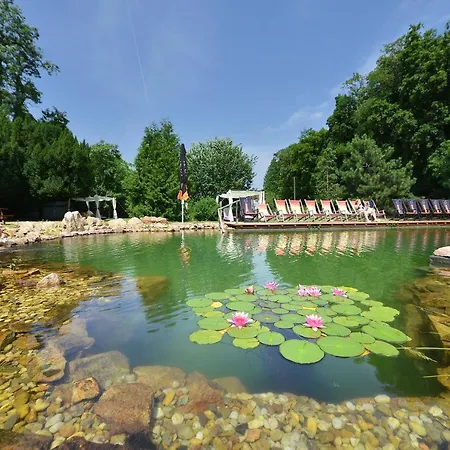 Chateau Garden Retreat 호텔 Loučeň