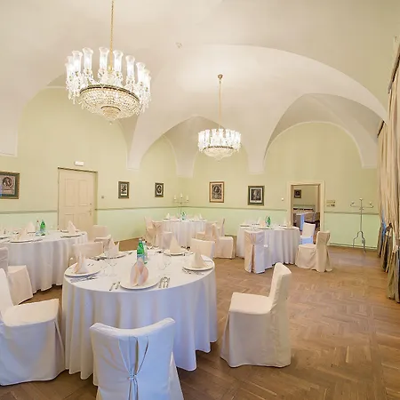 Chateau Garden Retreat Hotel Loučeň