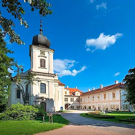 Hotell Chateau Garden Retreat Loučeň