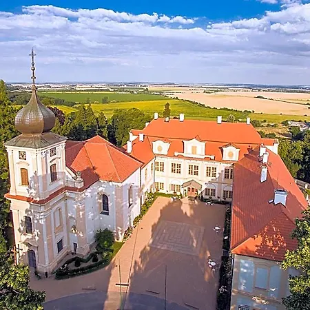 Hotell Chateau Garden Retreat Loučeň