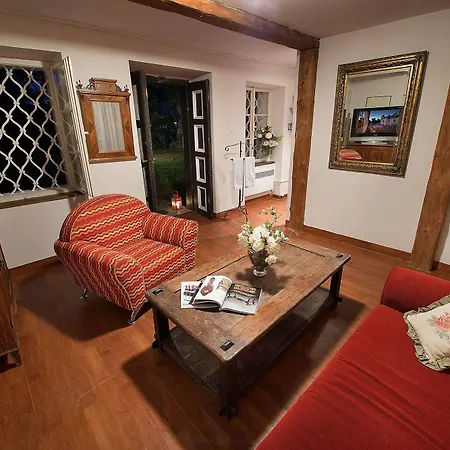 Chateau Garden Retreat 호텔 4*