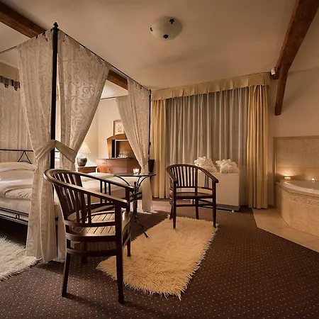 Chateau Garden Retreat 호텔 Loučeň
