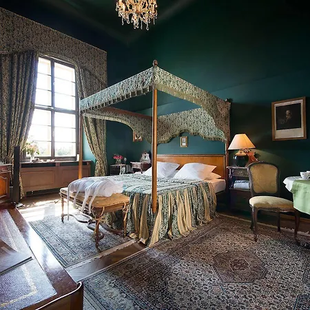 Chateau Garden Retreat 호텔 4*